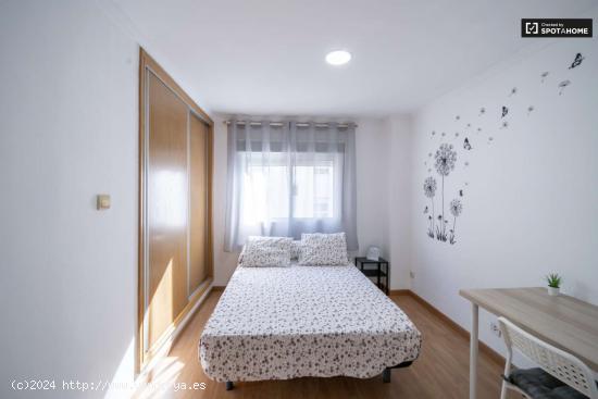  Alquiler de habitaciones en piso de 3 dormitorios en Monteolivete - VALENCIA 