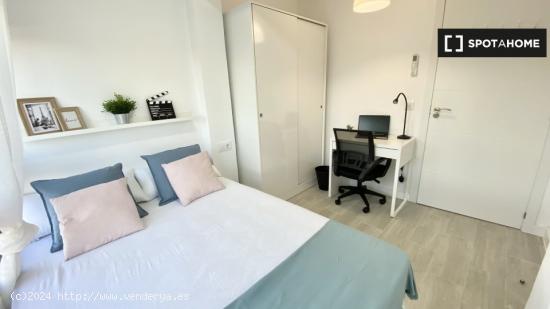 Se alquila habitación en apartamento de 4 dormitorios en Getafe, Madrid - MADRID