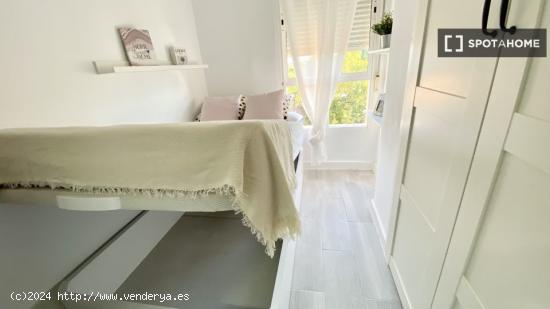 Se alquila habitación en apartamento de 4 dormitorios en Getafe, Madrid - MADRID