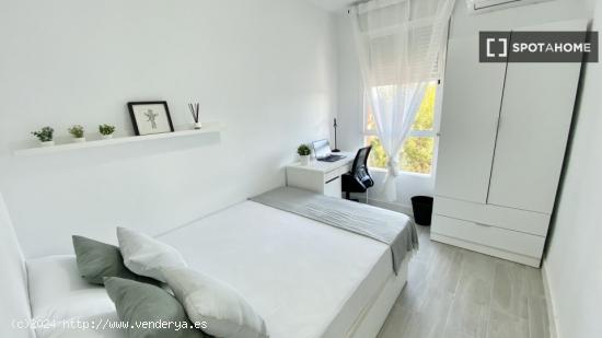 Se alquila habitación en apartamento de 4 dormitorios en Getafe, Madrid - MADRID