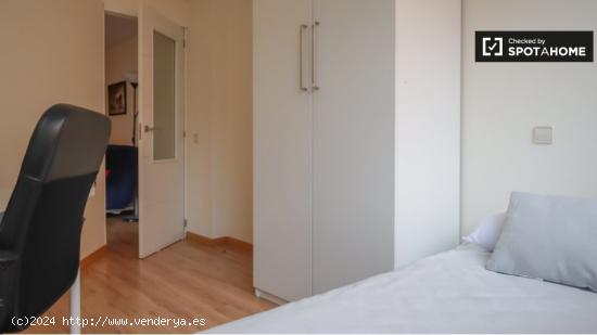 Se alquila habitación en piso de 2 dormitorios en Opañel, Madrid - MADRID