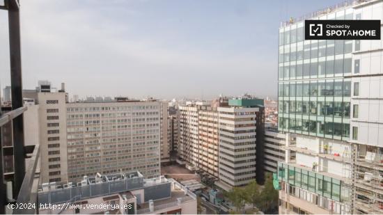 Se alquila habitación en piso de 7 habitaciones en Chamartín, Madrid - MADRID