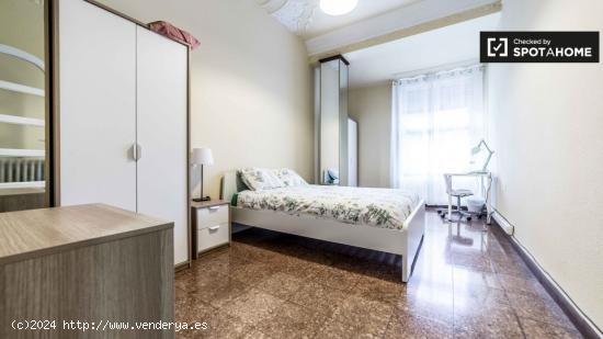 Gran habitación con cómoda en un apartamento de 9 dormitorios, Eixample - VALENCIA