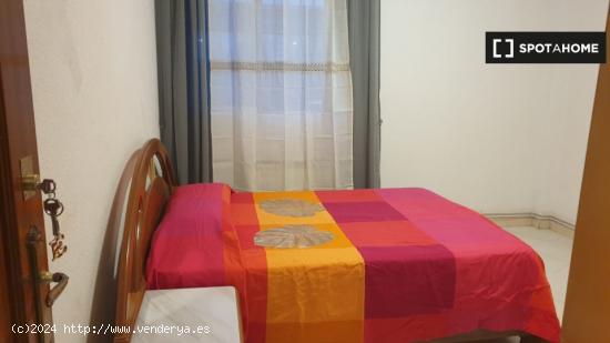 Se alquila habitación en apartamento de 4 dormitorios en Getafe - MADRID