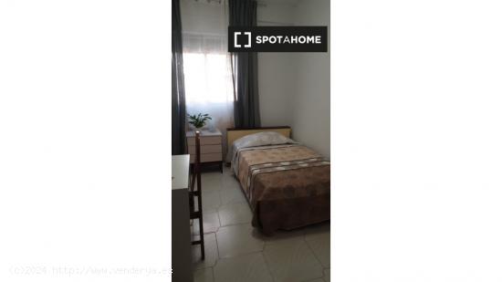 Se alquila habitación en apartamento de 4 dormitorios en Getafe - MADRID