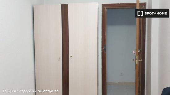 Se alquila habitación en apartamento de 4 dormitorios en Getafe - MADRID