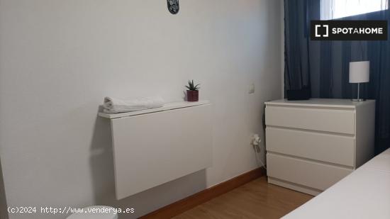 Habitaciones para alquilar en apartamento de 3 dormitorios en Carabanchel - MADRID