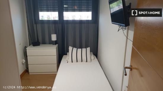 Habitaciones para alquilar en apartamento de 3 dormitorios en Carabanchel - MADRID