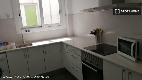 Habitación en alquiler en piso de 9 habitaciones en Eixample Esquerra - Solo chicas - BARCELONA