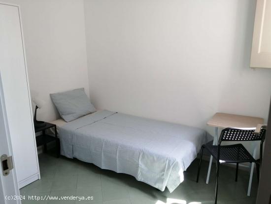  Habitación en alquiler en piso de 9 habitaciones en Eixample Esquerra - Solo chicas - BARCELONA 