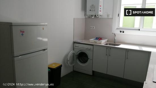 Habitación en alquiler en piso de 9 habitaciones en Eixample Esquerra - Solo chicas - BARCELONA