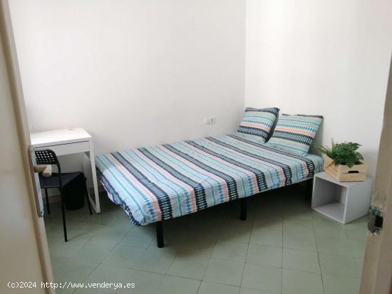  Habitación en alquiler en piso de 9 habitaciones en Eixample Esquerra - Solo chicas - BARCELONA 