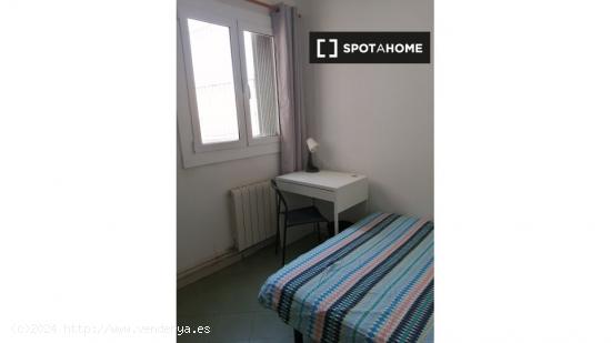 Habitación en alquiler en piso de 9 habitaciones en Eixample Esquerra - Solo chicas - BARCELONA