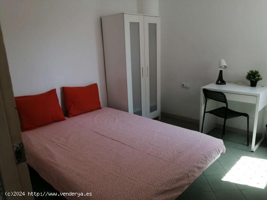  Habitación en alquiler en piso de 9 habitaciones en Eixample Esquerra - Solo chicas - BARCELONA 