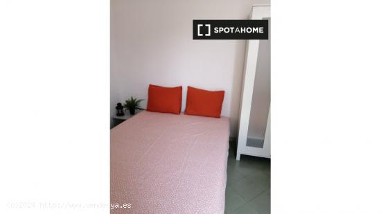 Habitación en alquiler en piso de 9 habitaciones en Eixample Esquerra - Solo chicas - BARCELONA