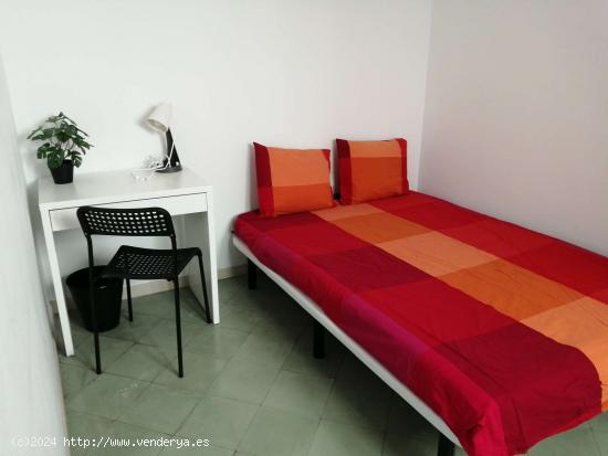  Habitación en alquiler en piso de 9 habitaciones en Eixample Esquerra - Solo chicas - BARCELONA 