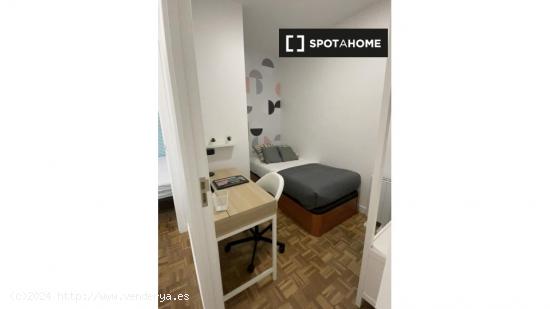 ¡Habitaciones en alquiler en un apartamento de 7 habitaciones en Barcelona! - BARCELONA