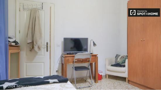 Se alquila habitación en piso de 4 dormitorios en Madrid - MADRID