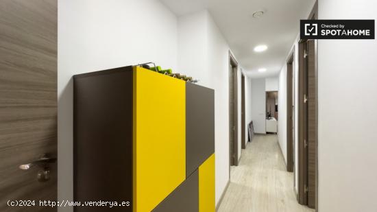 Se alquila habitación en piso de 4 dormitorios en Barcelona - BARCELONA