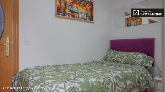 Se alquila habitación en piso de 4 dormitorios en Madrid - MADRID