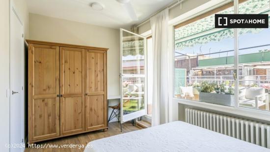 Elegante habitación en piso de 4 dormitorios en Nueva España - MADRID