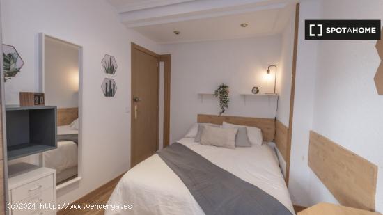 Habitación enorme con balcón en un apartamento de 6 dormitorios, Moncloa - MADRID