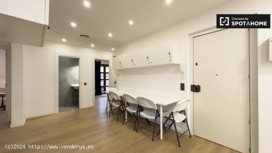 Se alquila habitación en piso de 5 habitaciones en Barcelona - BARCELONA