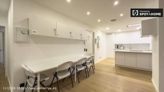 Se alquila habitación en piso de 5 habitaciones en Barcelona - BARCELONA