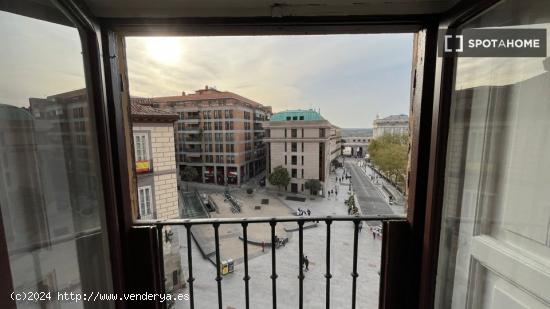 Se alquila habitación en piso de 5 habitaciones junto a la Plaza de Oriente - MADRID