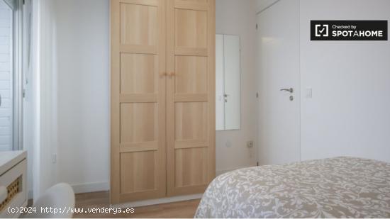 Se alquila habitación en piso de 4 dormitorios en Madrid - MADRID