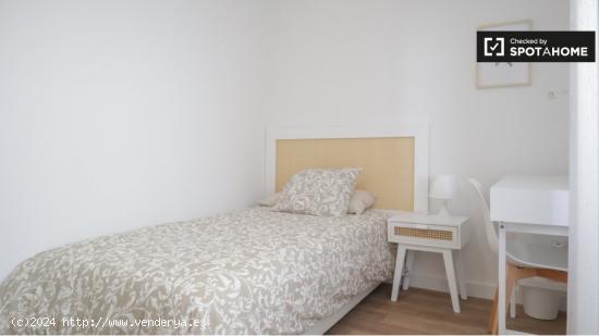 Se alquila habitación en piso de 4 dormitorios en Madrid - MADRID