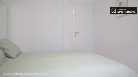 Se alquila habitación en piso de 4 dormitorios en Madrid - MADRID