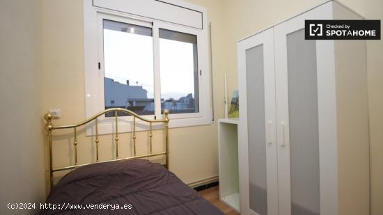 Habitación bien amueblada en alquiler en un apartamento de 3 dormitorios en Poblenou - BARCELONA