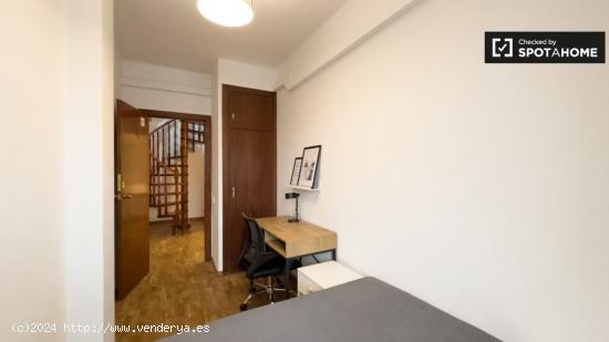 Alquiler de habitaciones en piso de 6 habitaciones en Les Corts - BARCELONA