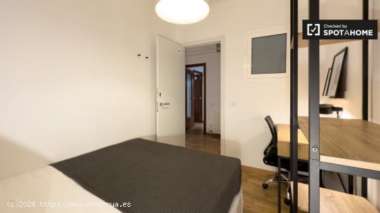 Alquiler de habitaciones en piso de 6 habitaciones en Les Corts - BARCELONA