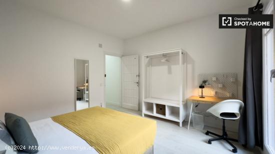 Se alquila habitación en piso de 5 habitaciones en Les Corts - BARCELONA