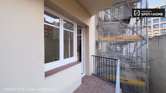 Se alquila habitación en piso de 5 habitaciones en Les Corts - BARCELONA