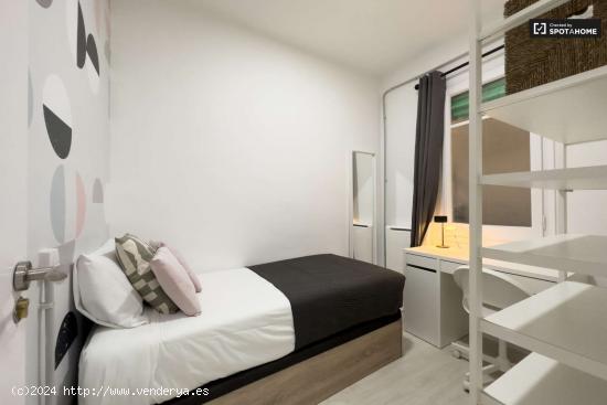  Se alquila habitación en piso de 5 habitaciones en Les Corts - BARCELONA 