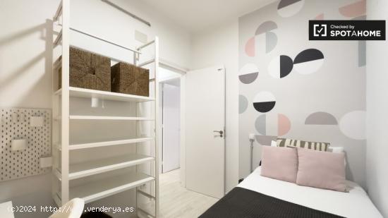 Se alquila habitación en piso de 5 habitaciones en Les Corts - BARCELONA