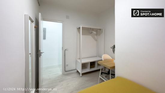 Se alquila habitación en piso de 5 habitaciones en Les Corts - BARCELONA