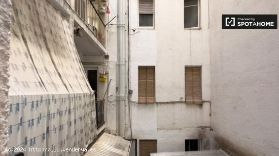 Se alquila habitación en piso de 5 habitaciones en Les Corts - BARCELONA