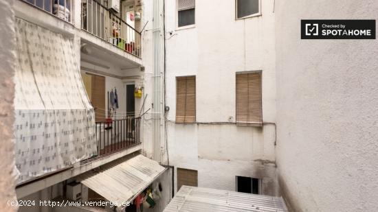 Se alquila habitación en piso de 5 habitaciones en Les Corts - BARCELONA