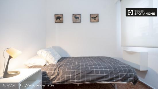 Se alquila habitación en piso de 5 dormitorios en Valencia - VALENCIA