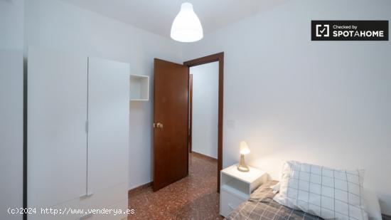 Se alquila habitación en piso de 5 dormitorios en Valencia - VALENCIA