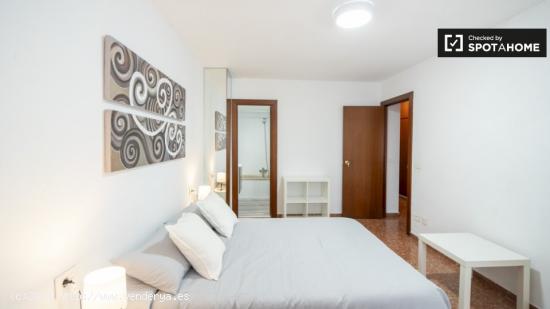 Se alquila habitación en piso de 5 dormitorios en Valencia - VALENCIA