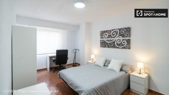 Se alquila habitación en piso de 5 dormitorios en Valencia - VALENCIA