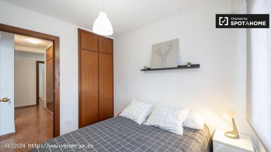 Se alquila habitación en piso de 5 dormitorios en Valencia - VALENCIA