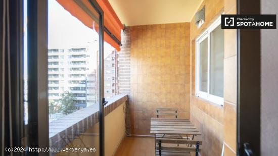 ¡Habitaciones en alquiler en piso de 6 dormitorios en Valencia! - VALENCIA