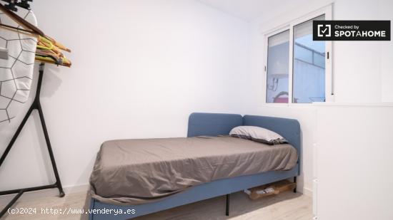 Se alquila habitación en piso de 3 habitaciones en Valencia - VALENCIA