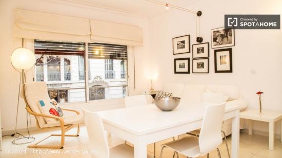 Elegante apartamento de dos dormitorios disponibles en el bohemio Gracia - BARCELONA